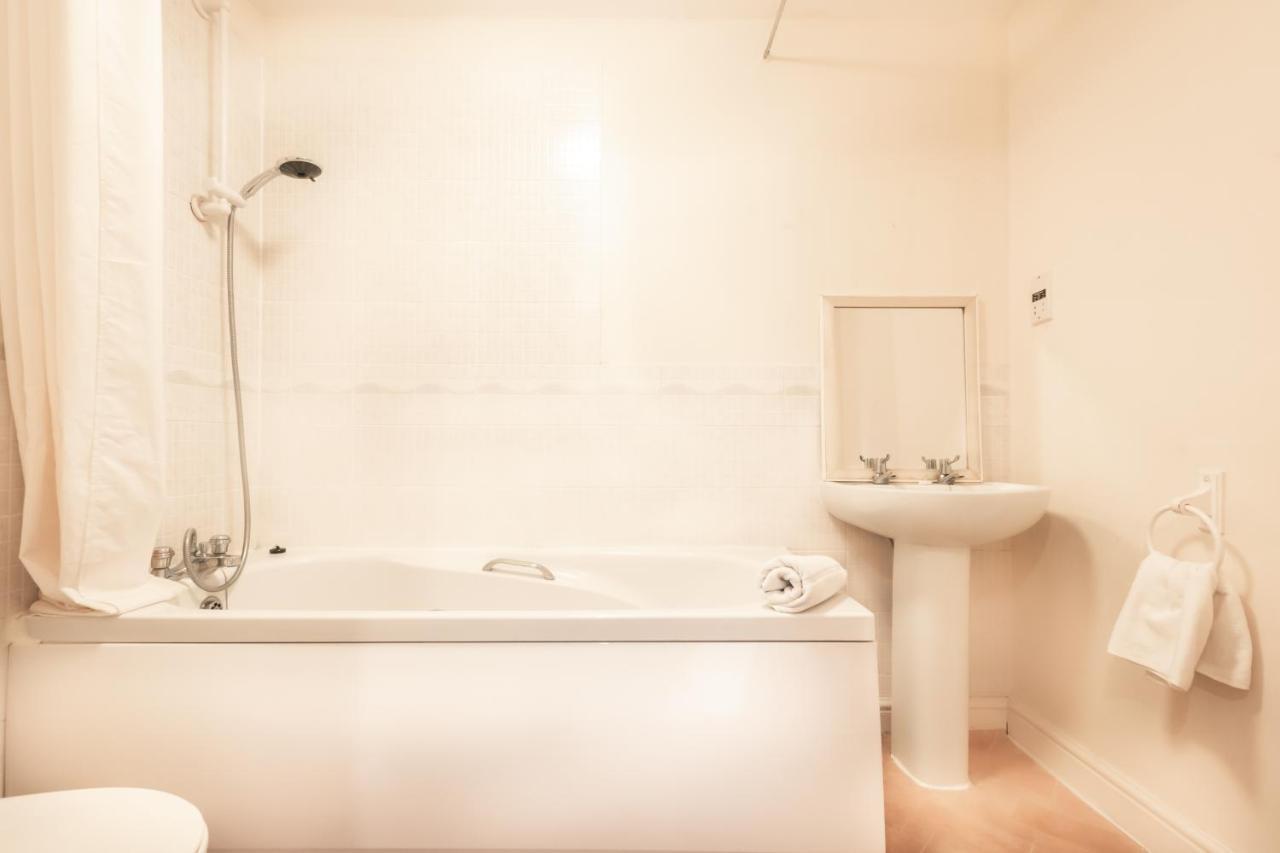 City Centre Comfort: Spacious 2-Bed with Smart TVs and Secure Parking Southampton Exterior photo