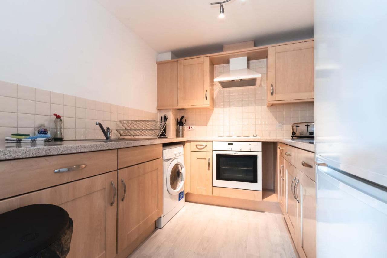 City Centre Comfort: Spacious 2-Bed with Smart TVs and Secure Parking Southampton Exterior photo